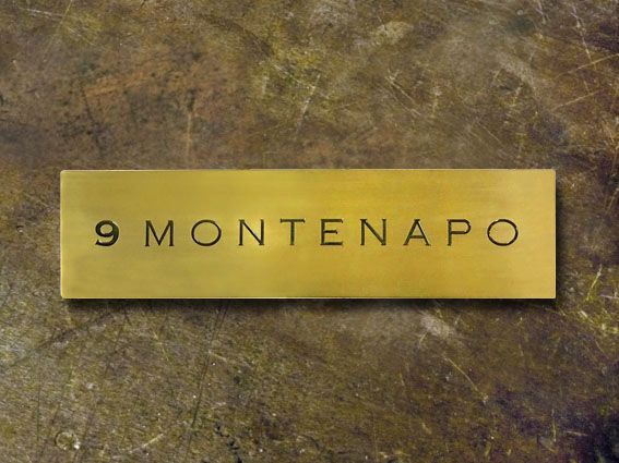 Una targa in ottone con sopra scritta la parola montenapo.