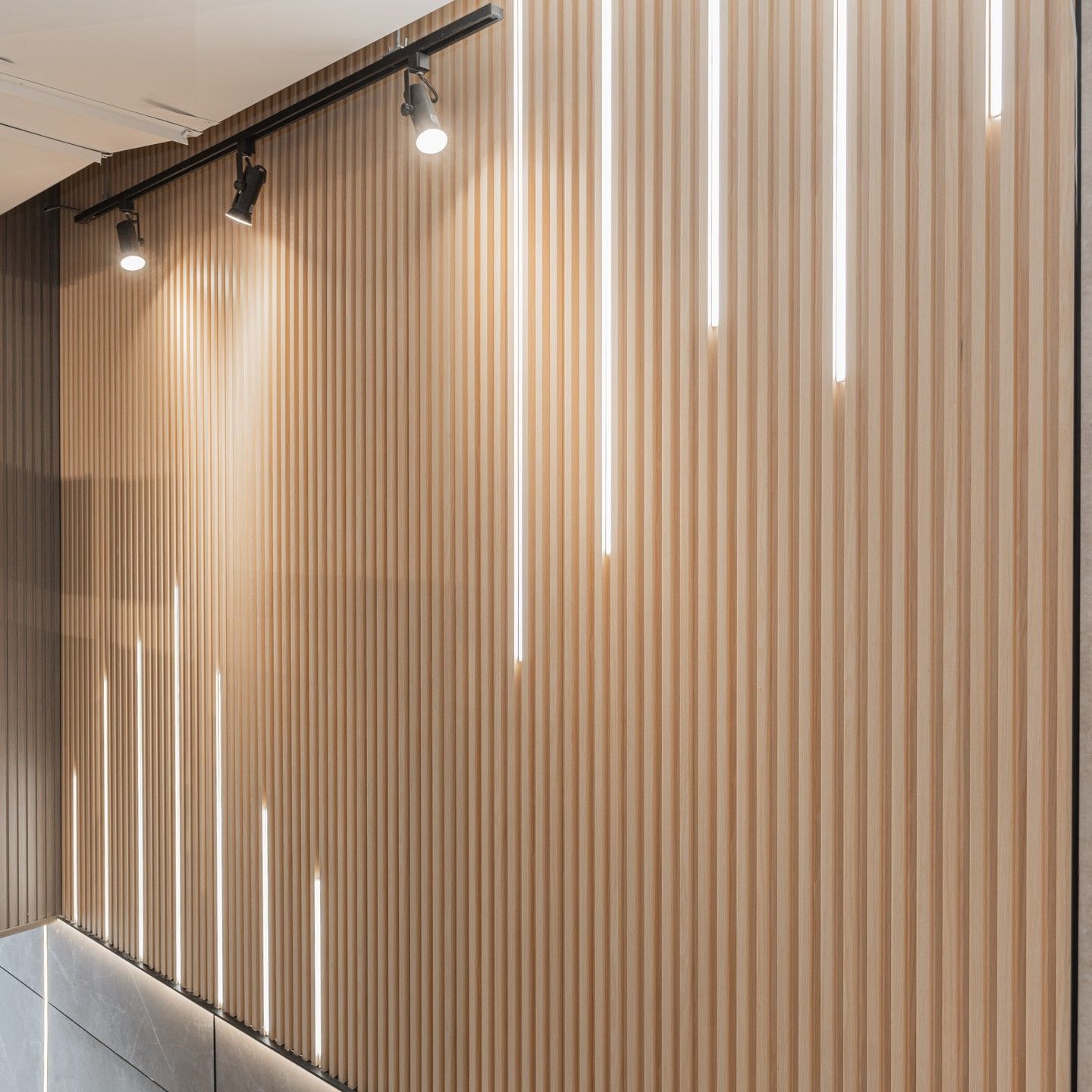Glossy wall panels installed in a shower in Hamilton, Ontario