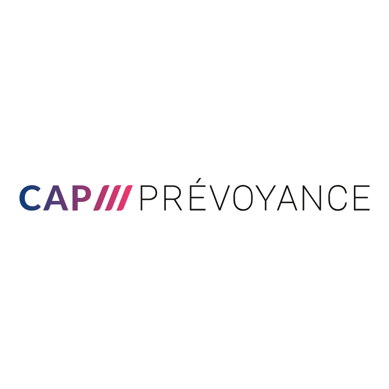 Logo avec le mot « CAP » en bleu foncé, trois lignes roses obliques et « PRÉVOYANCE » en caractères fins gris foncé.