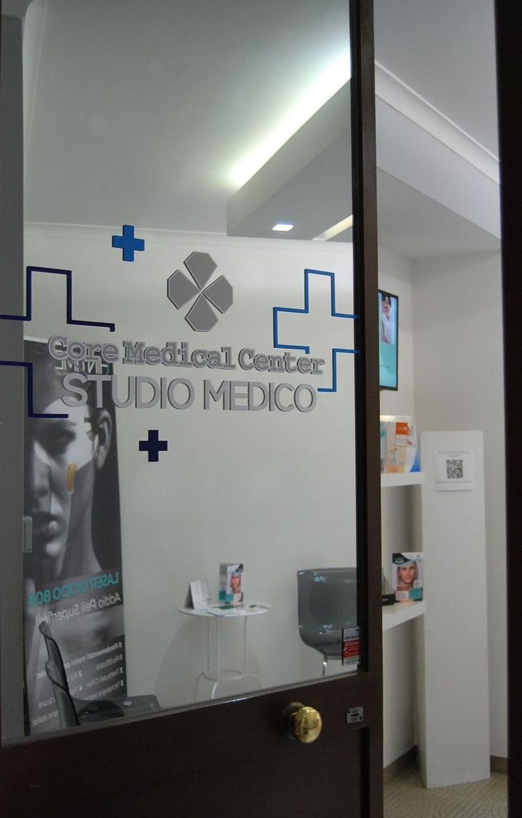 Una porta con la scritta studio medico