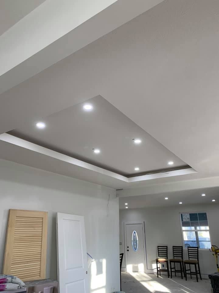 A living room with a ceiling that has lights on it.