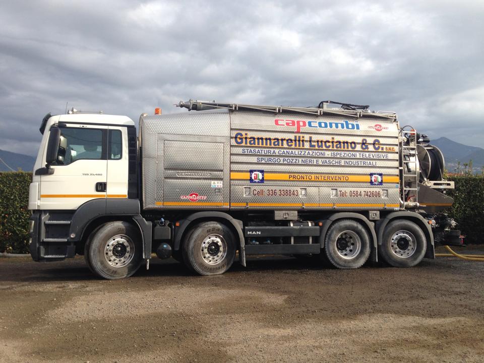 Un camion per lo smaltimento dei rifiuti.