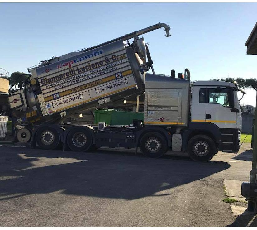 Un camion ribaltabile per lo smaltimento dei rifiuti.