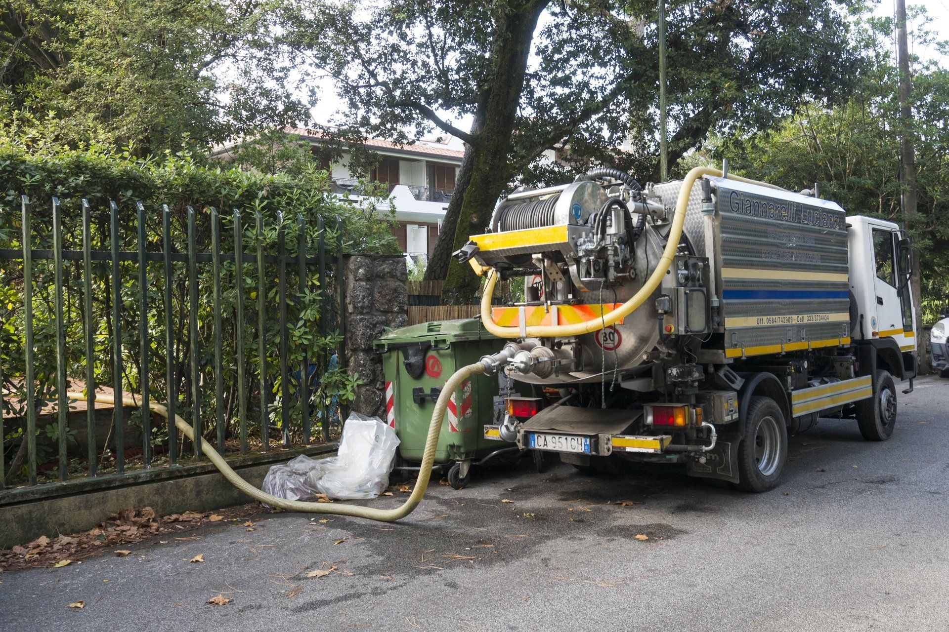 Un camion per lo spurgo pozzi neri.