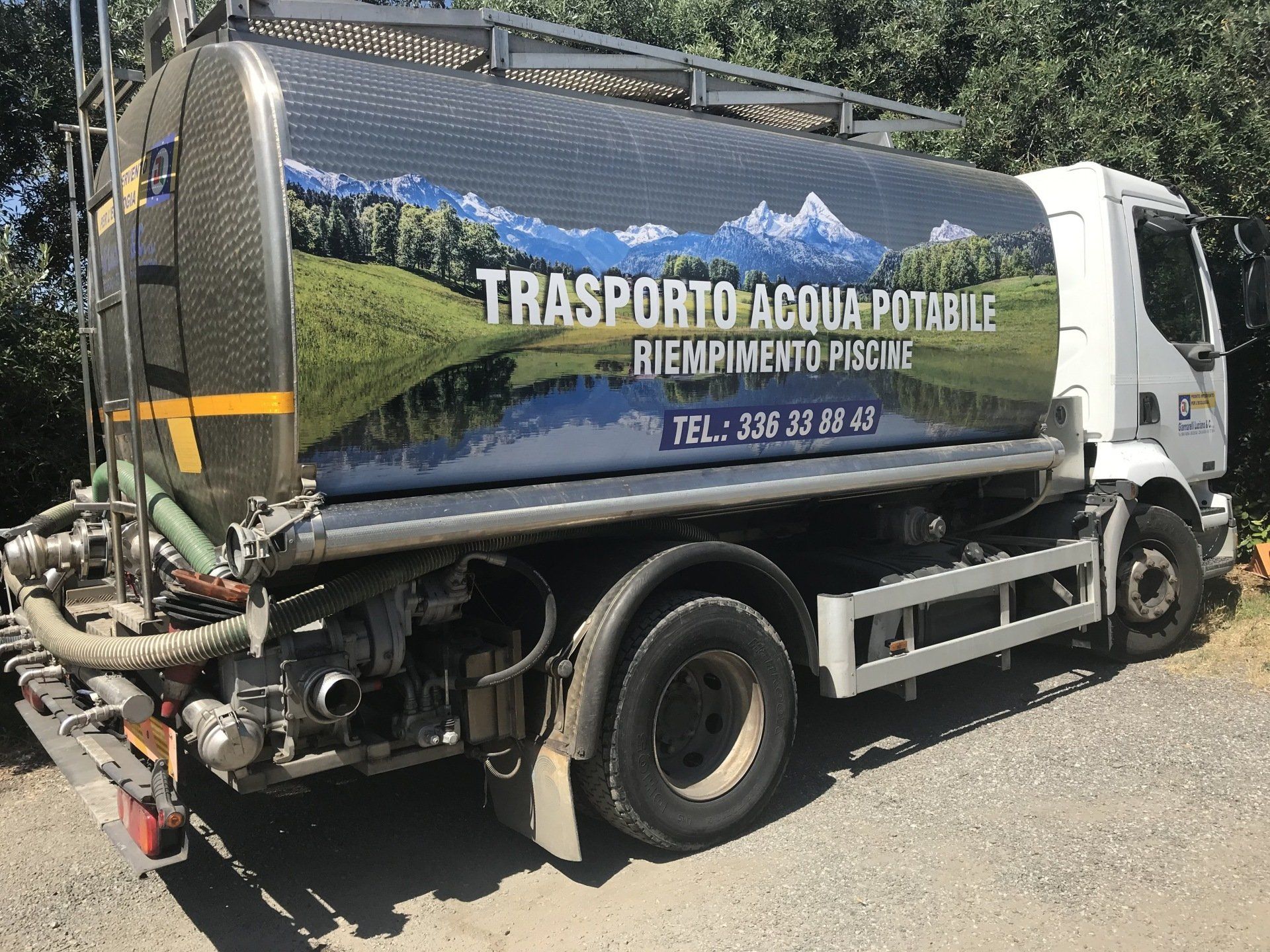 Autocisterna con scritta