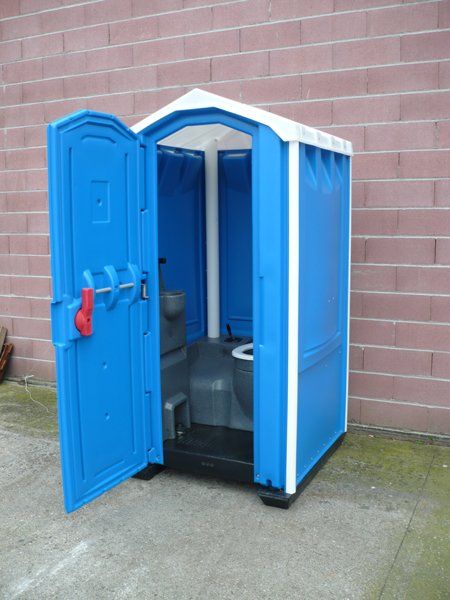 Bagno chimico azzurro e bianco.