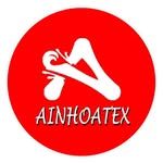 Logotipo circular rojo con un símbolo estilizado blanco y la palabra «AINHOATEX» en texto blanco