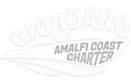 Logo bianco con le scritte “GIORDANO” e “ANALFI COAST CHARTER” e linee stilizzate di una barca.