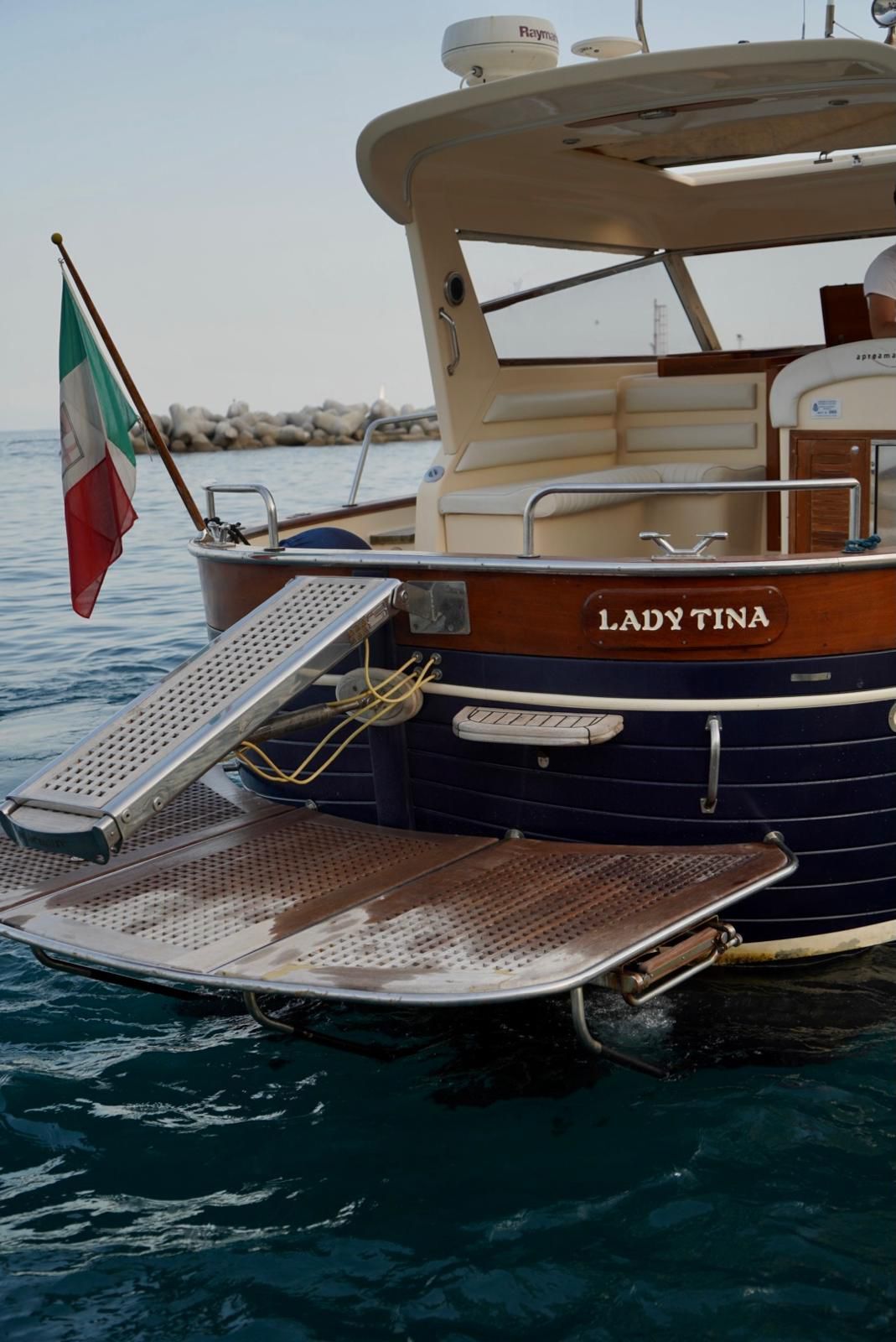 Yacht di lusso Lady Tina in mare con bandiera italiana e piattaforma da bagno vista da poppa