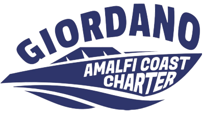 Logo bianco con le scritte “GIORDANO” e “ANALFI COAST CHARTER” e linee stilizzate di una barca.