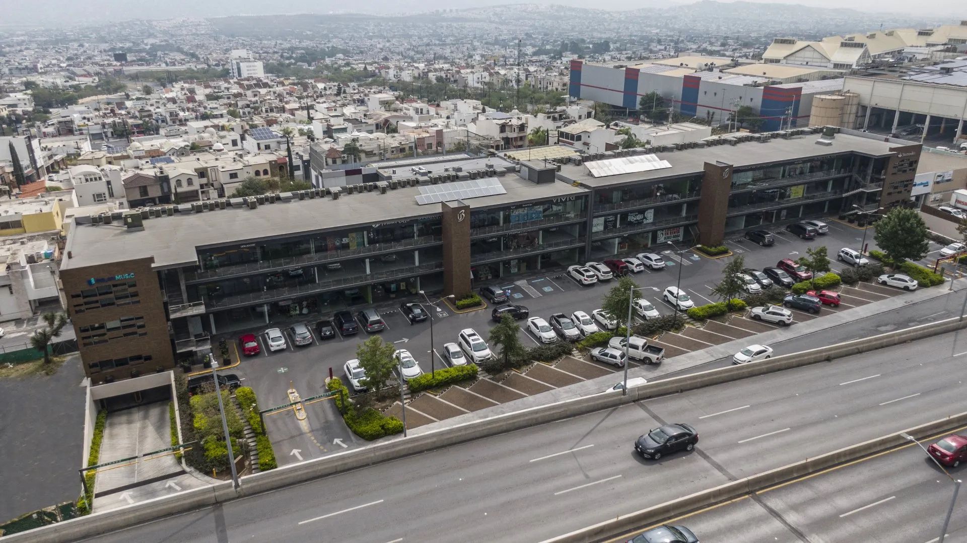 Imagen de Centro comercial u3 Plaza en Cumbres, Monterrey 
