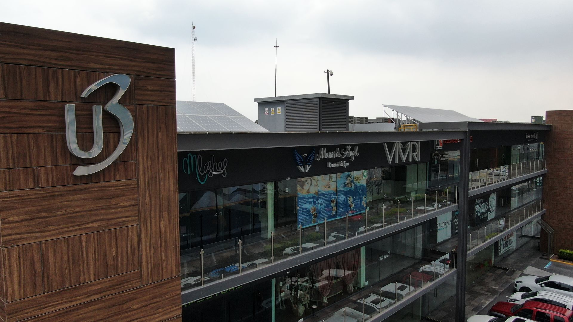 Fachada exterior de locales comerciales U3 Plaza con logotipo visible 