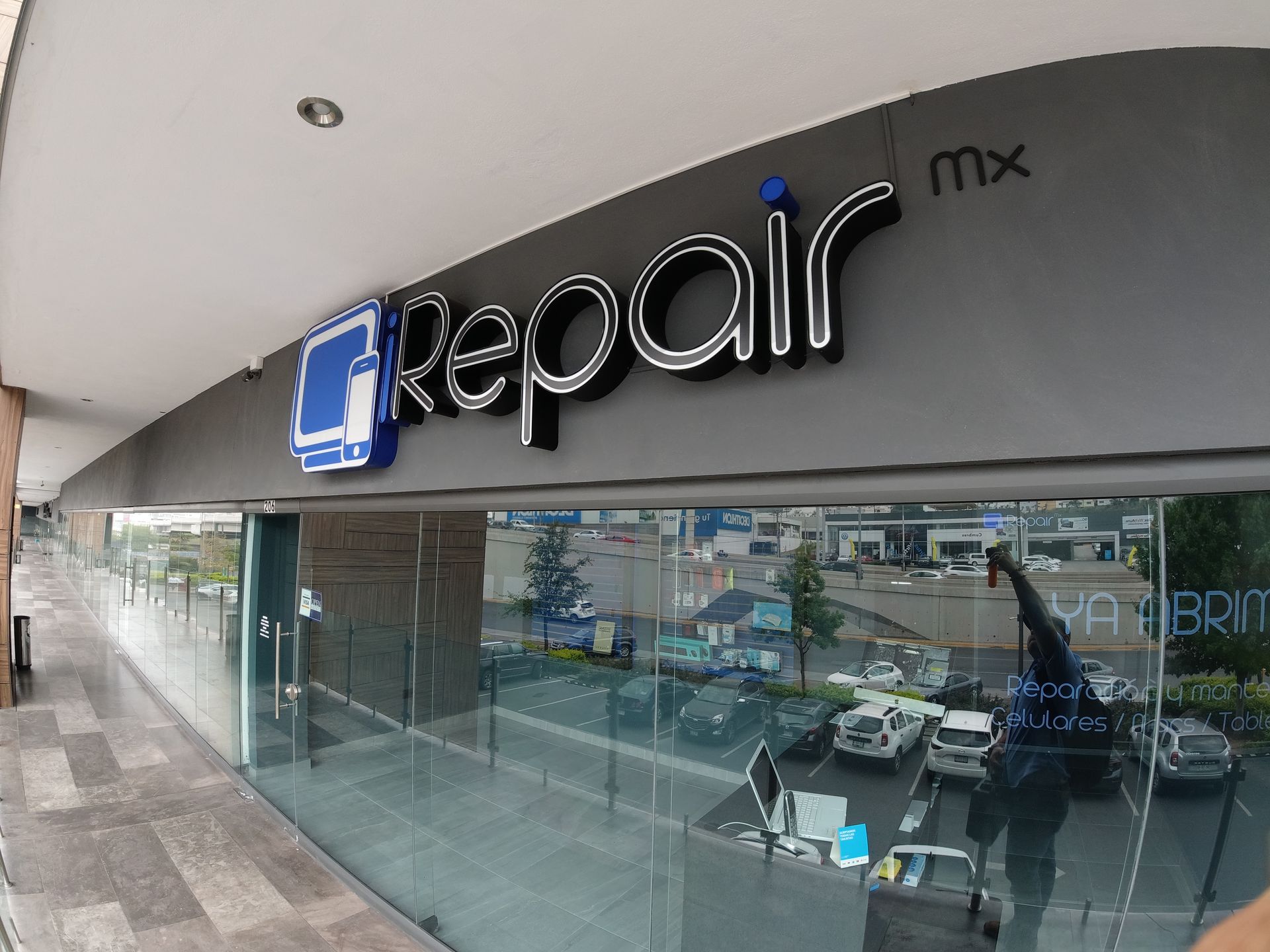 u3 plaza: locales comerciales innovadores en monterrey 
