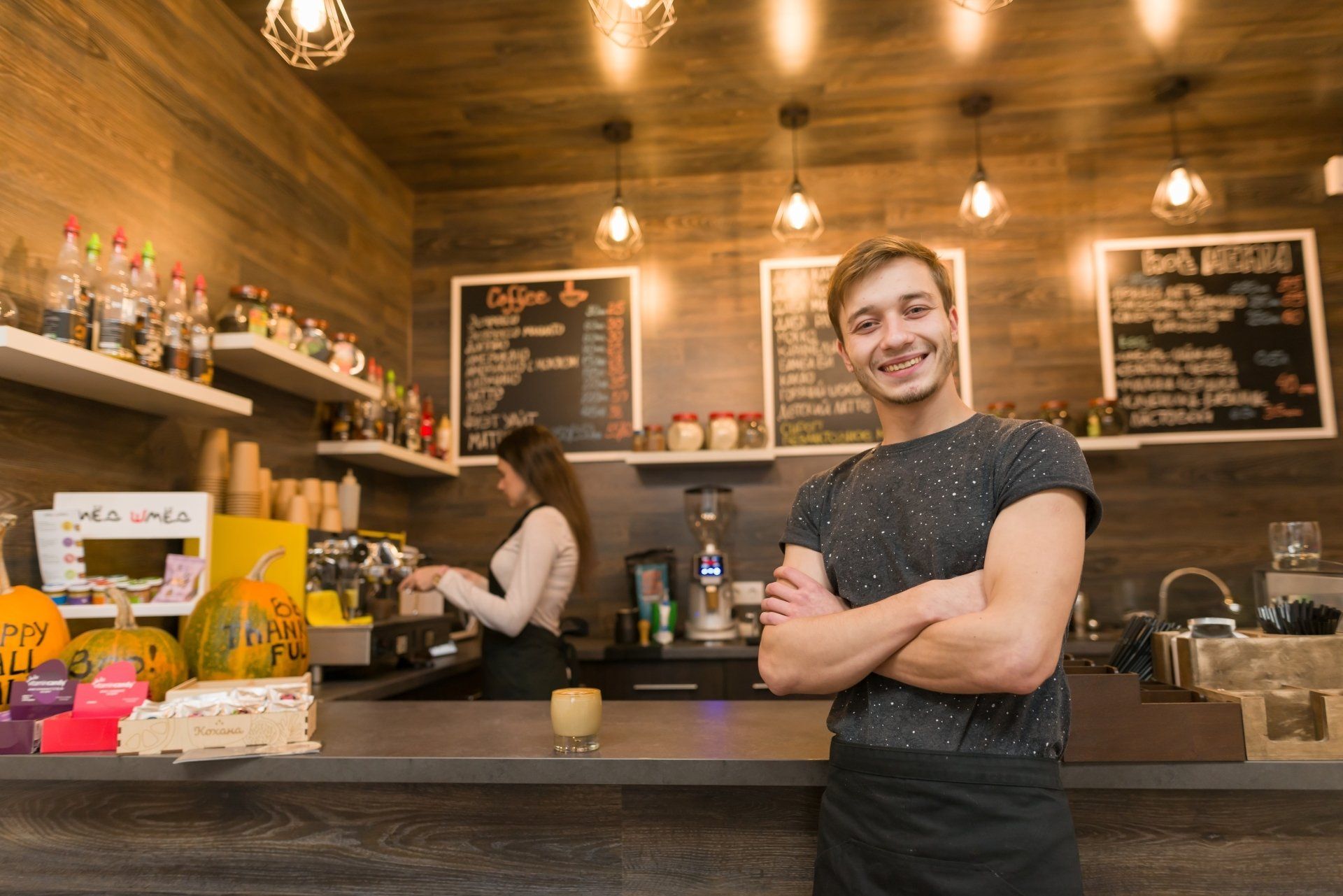 Emprendedor en local comercial cafetería en stripcenter sonriendo