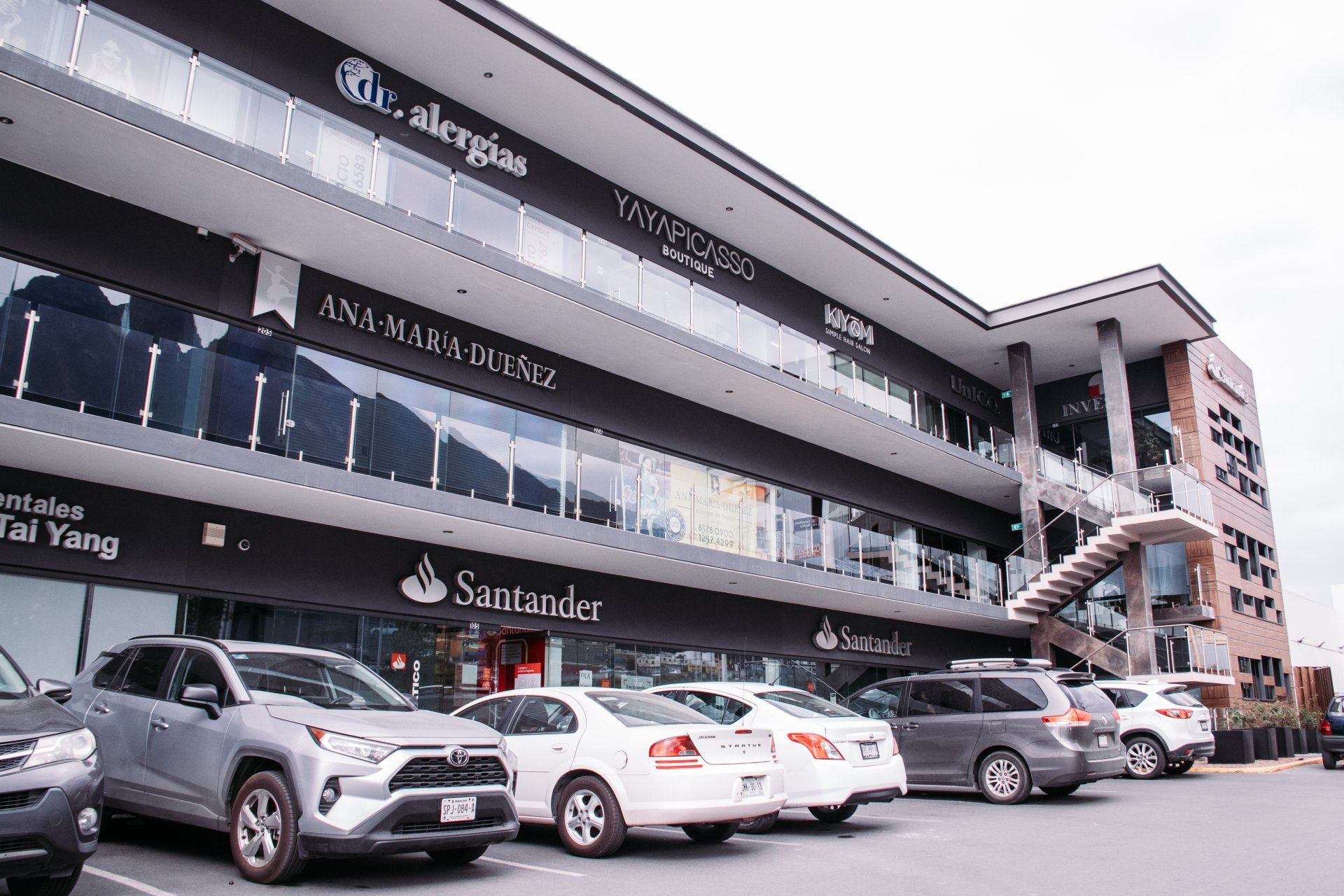 Locales en plaza comercial estilo strip center U3 en zona Cumbres Monterrey Locales en plaza comercial estilo strip center U3 en zona Cumbres Monterrey