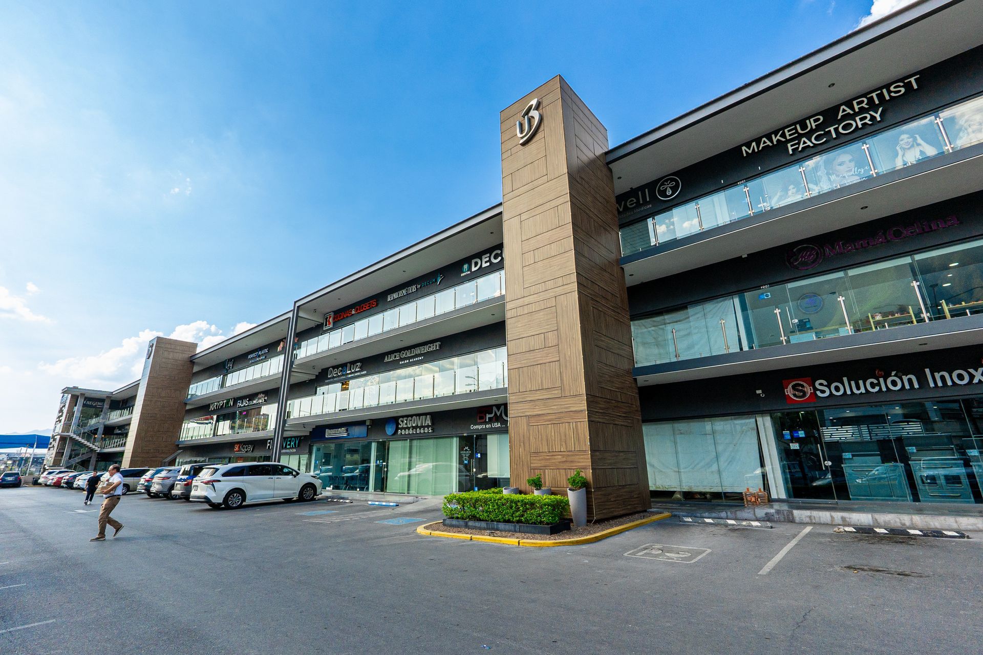 U3 plaza: locales comerciales en Cumbres