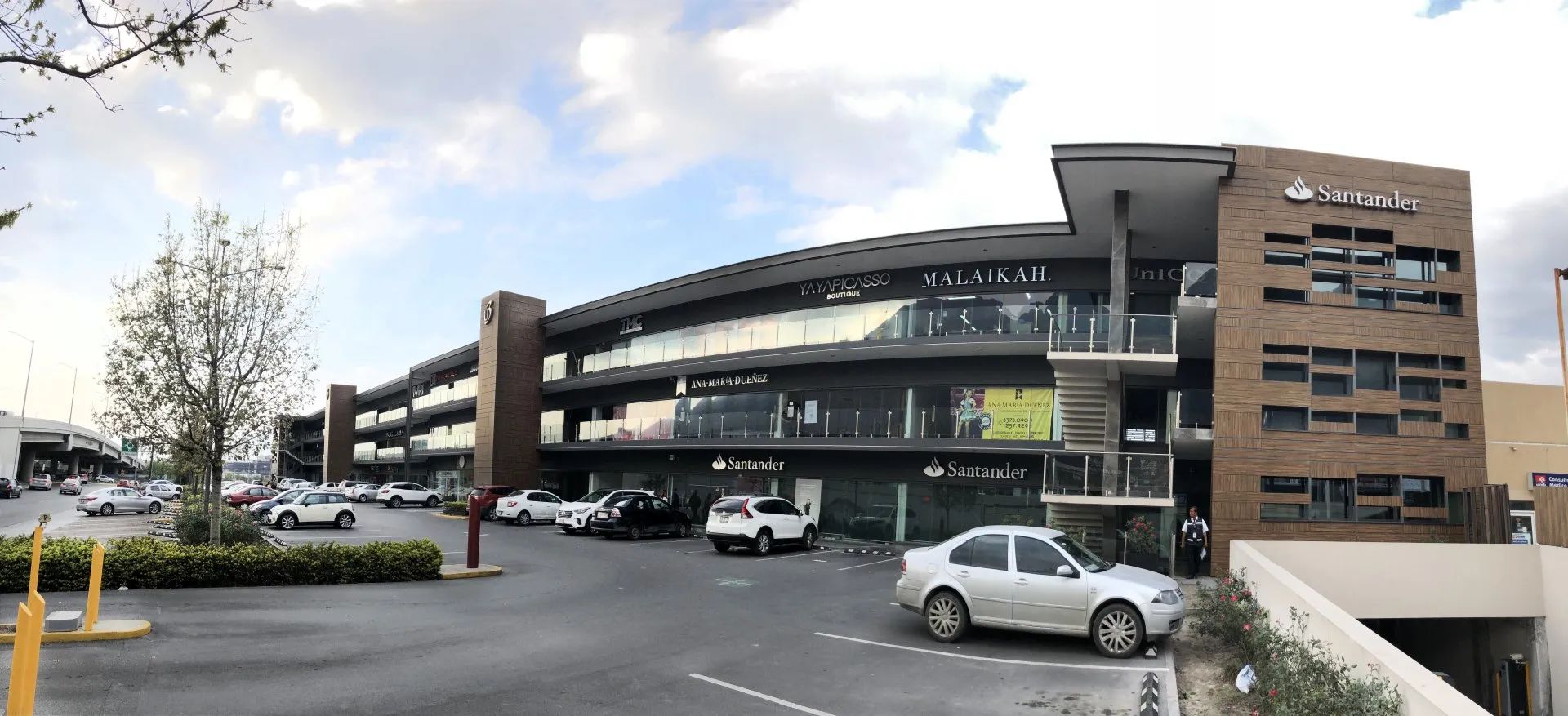 foto de U3 plaza desde el estacionamiento foto de U3 plaza desde el estacionamiento