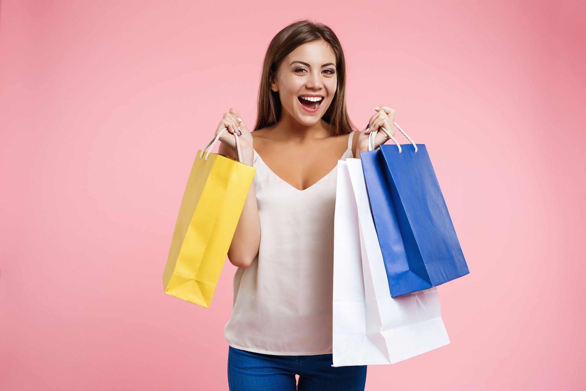 mujer rubia realizando compras diversas 