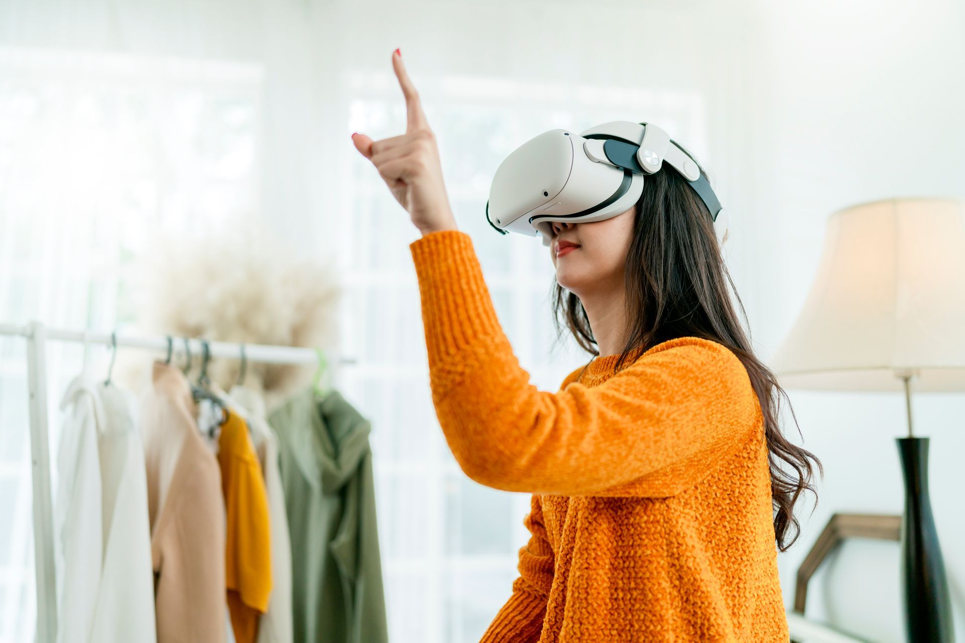 mujer usando realidad virtual en un local comercial mujer usando realidad virtual en un local comercial