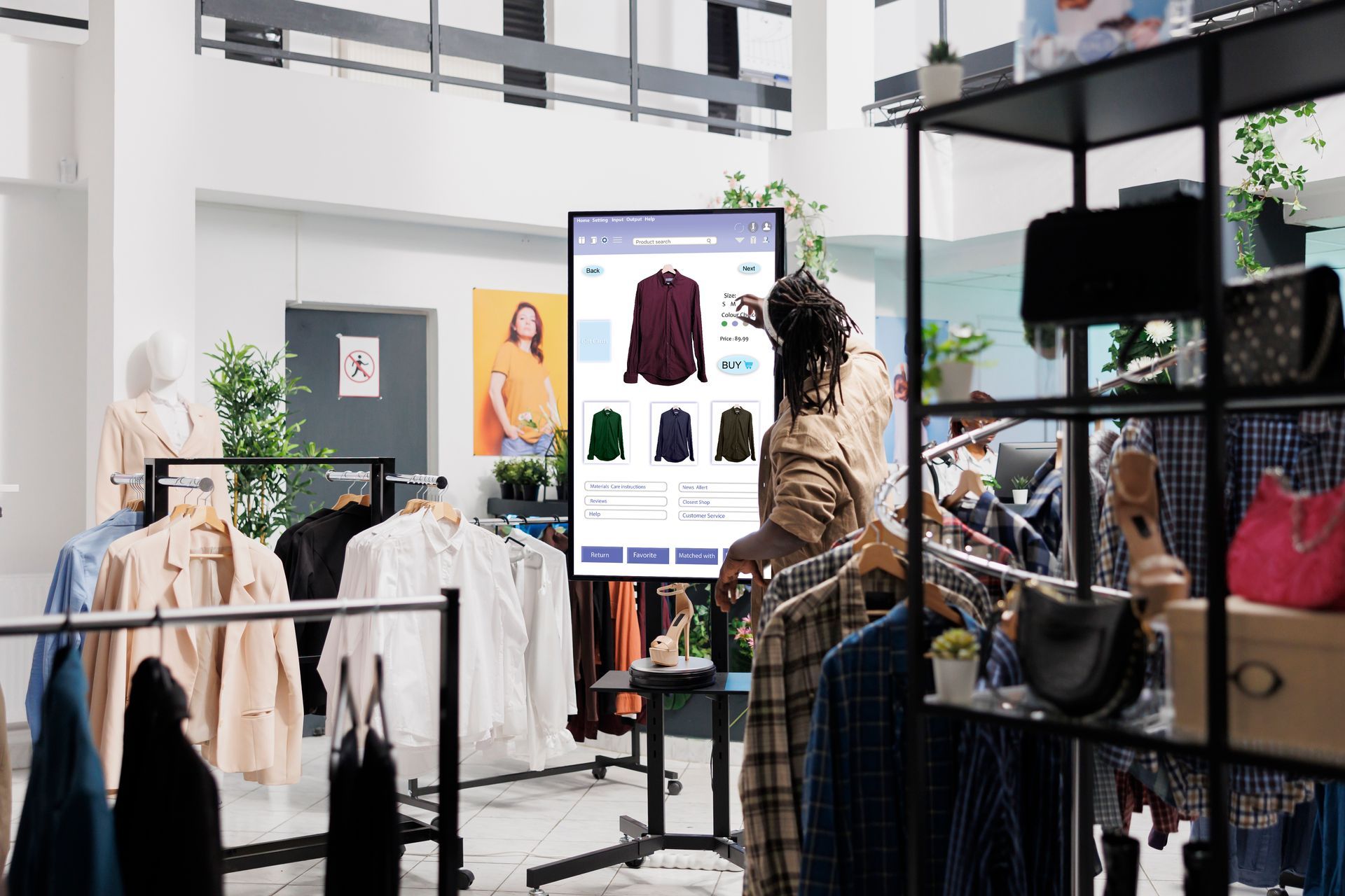 clienta usando una pantalla interactiva para locales comerciales en una tienda clienta usando una pantalla interactiva para locales comerciales en una tienda