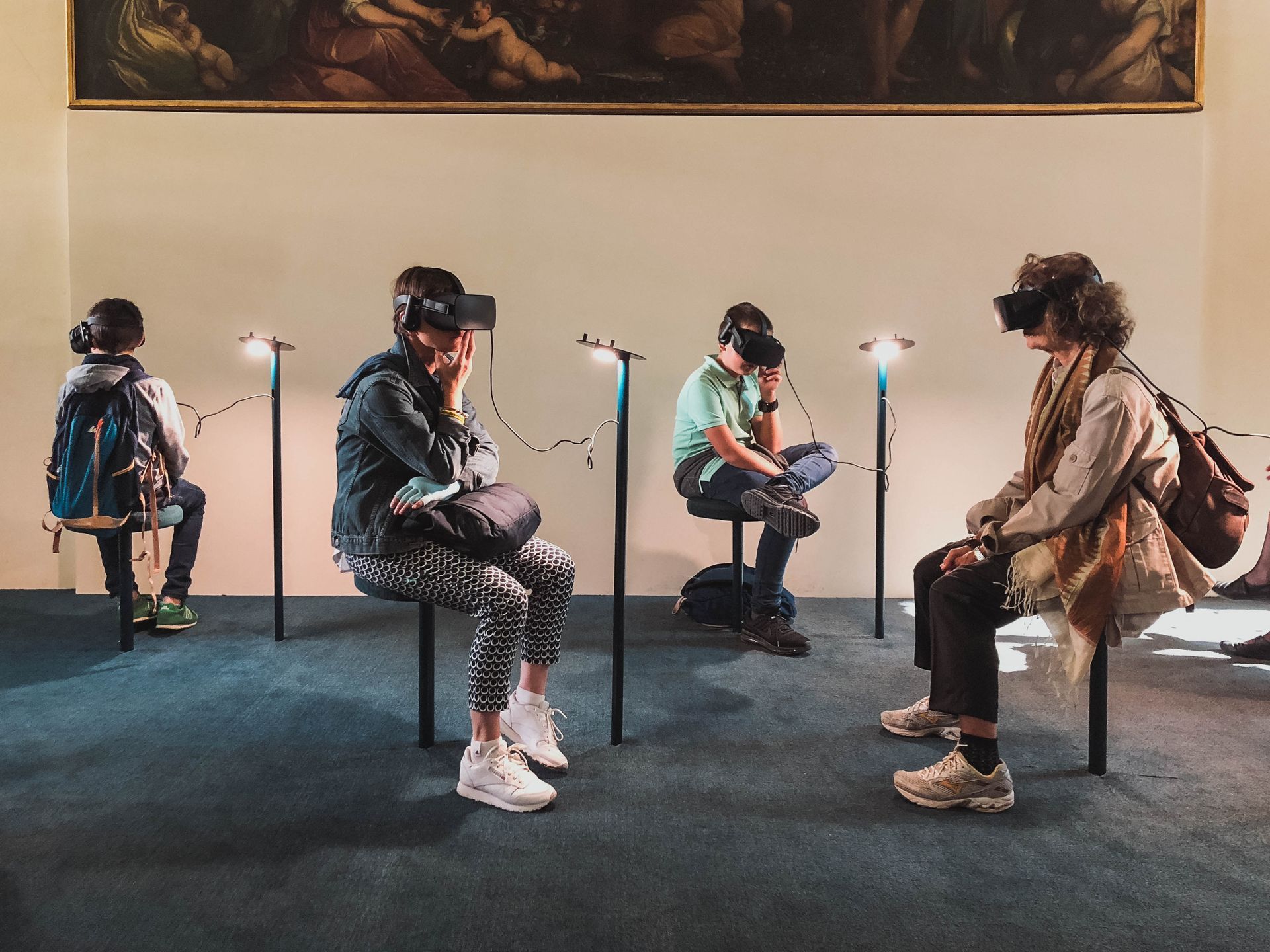 grupo de personas jugando con realidad virtual en un local comercial grupo de personas jugando con realidad virtual en un local comercial