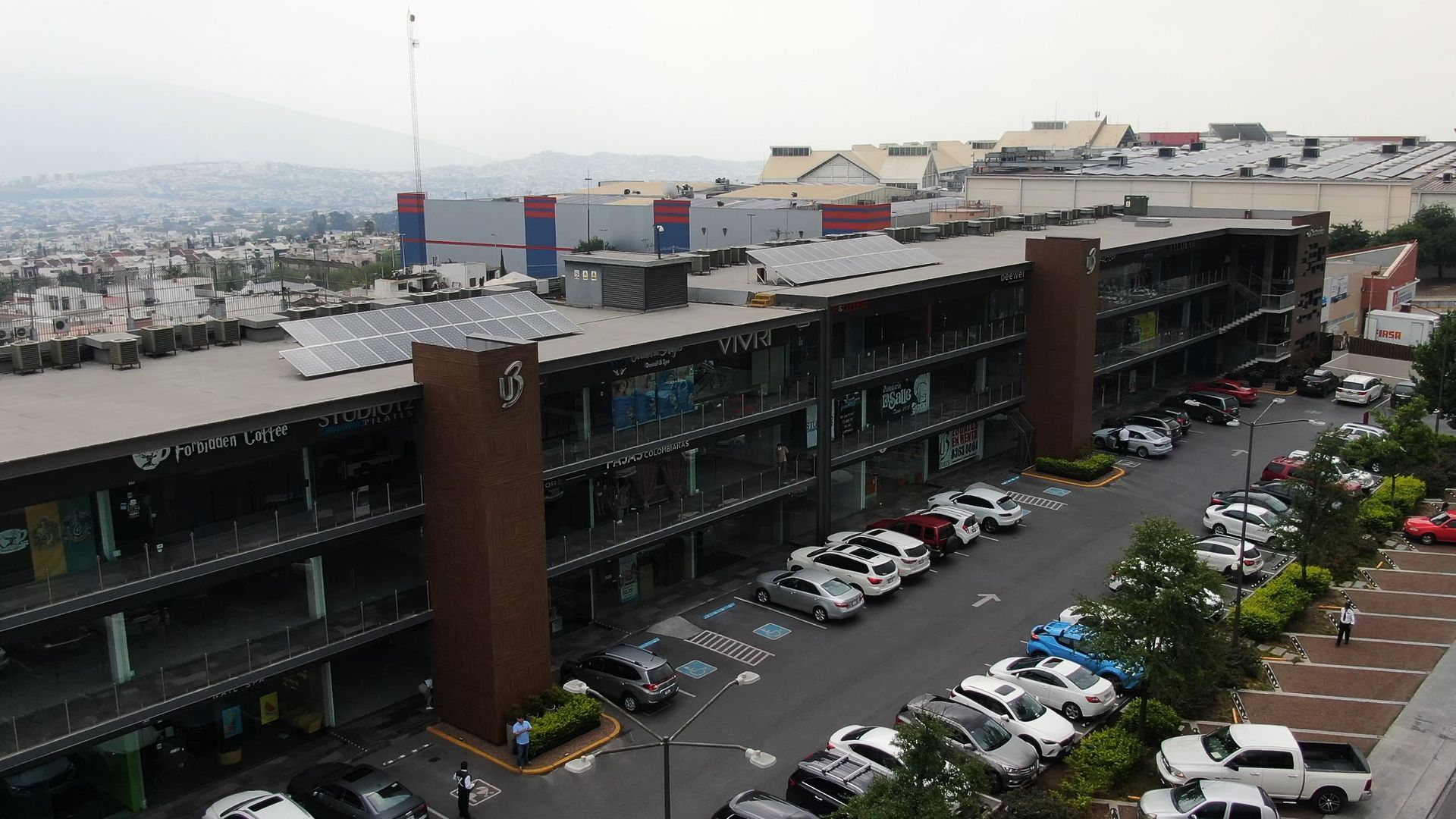 Vista aérea de U3 Plaza, un centro comercial en Monterrey que combina diseño moderno y sostenibilidad. Vista aérea de U3 Plaza, un centro comercial en Monterrey que combina diseño moderno y sostenibilidad.