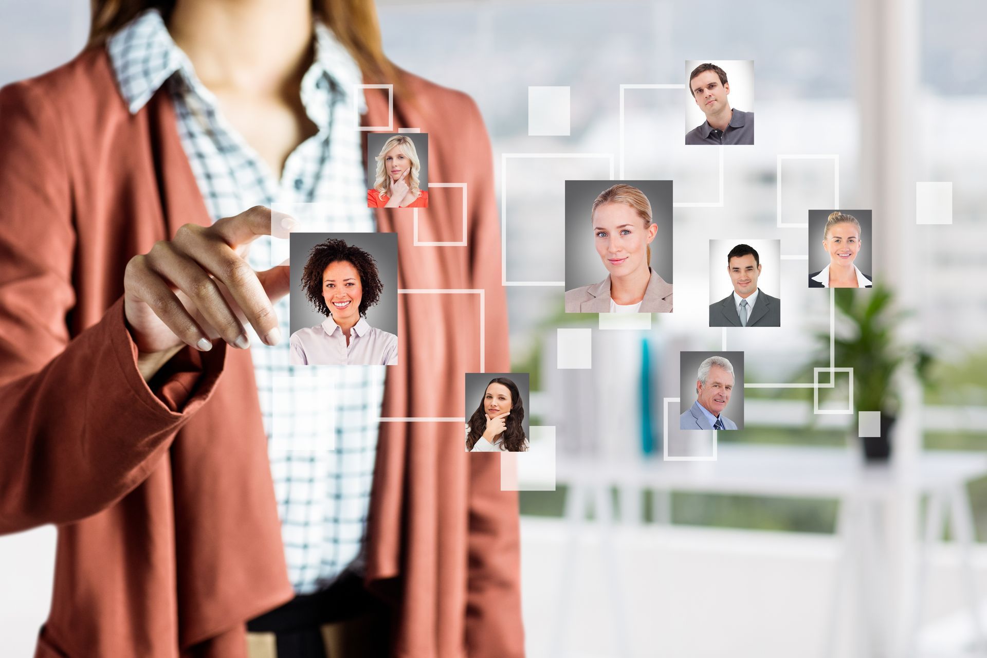 mujer usando tecnología para seleccionar empleados mujer usando tecnología para seleccionar empleados