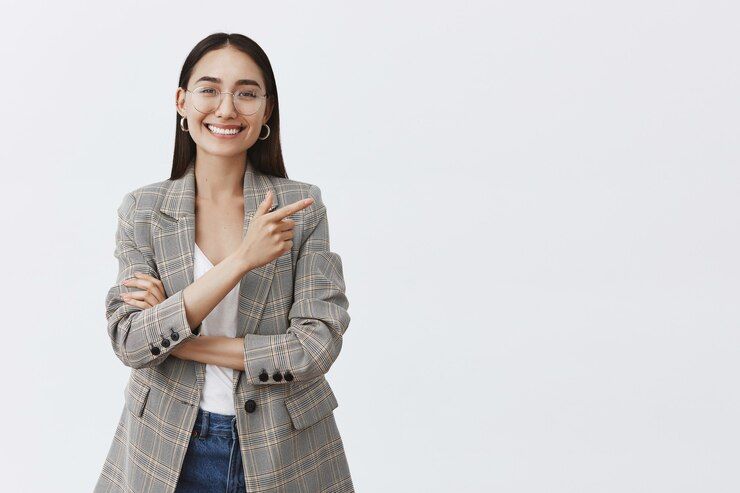 mujer emprendedora en busca de locales comerciales mujer emprendedora en busca de locales comerciales