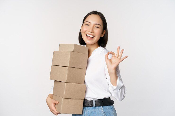 mujer cargando las cajas de su local comercial mujer cargando las cajas de su local comercial