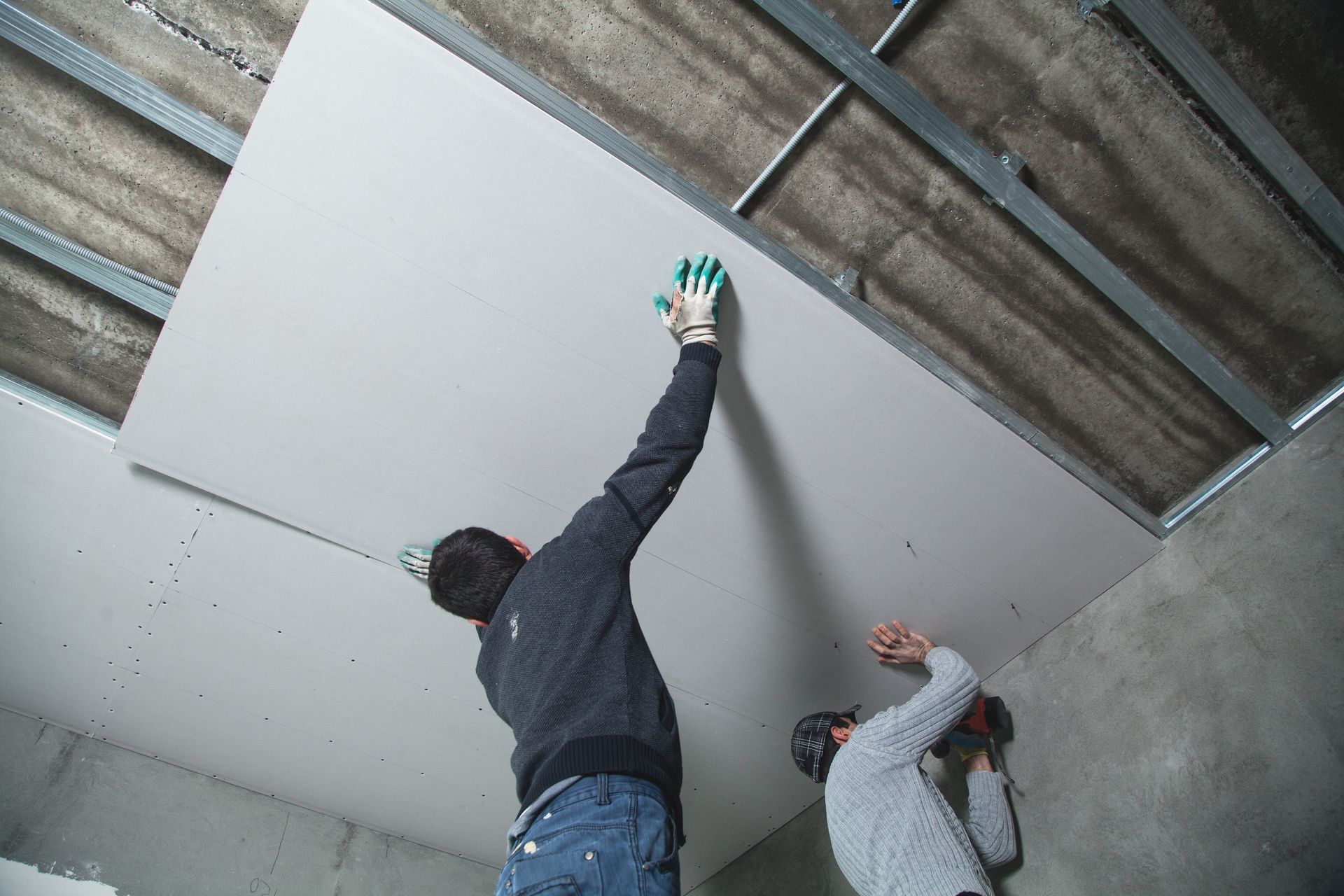 Drywall contractor applying joint compound to a seam in a Richmond, VA home