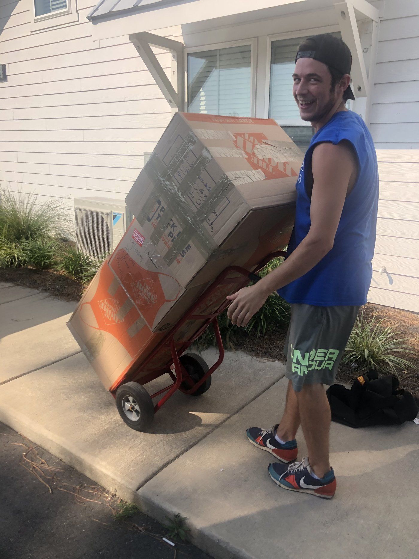 Makin Moves crew member carrying a box during a Myrtle Beach move