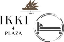 Logo del B&B Ikki Plaza con l'icona di un letto in un cerchio e testo marrone su sfondo bianco.