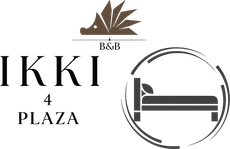 Logo del B&B Ikki Plaza con l'icona di un letto in un cerchio e testo marrone su sfondo bianco.