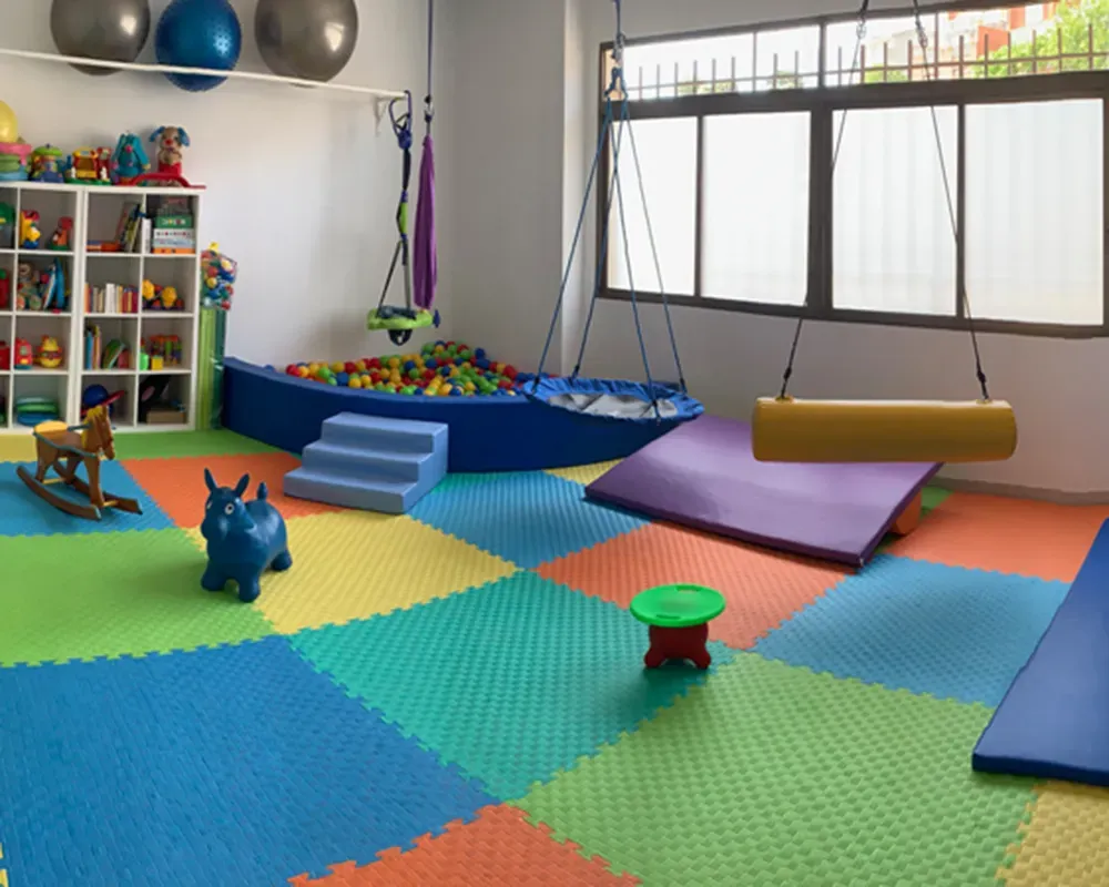 Una habitación llena de muchos juguetes y un caballo mecedor.