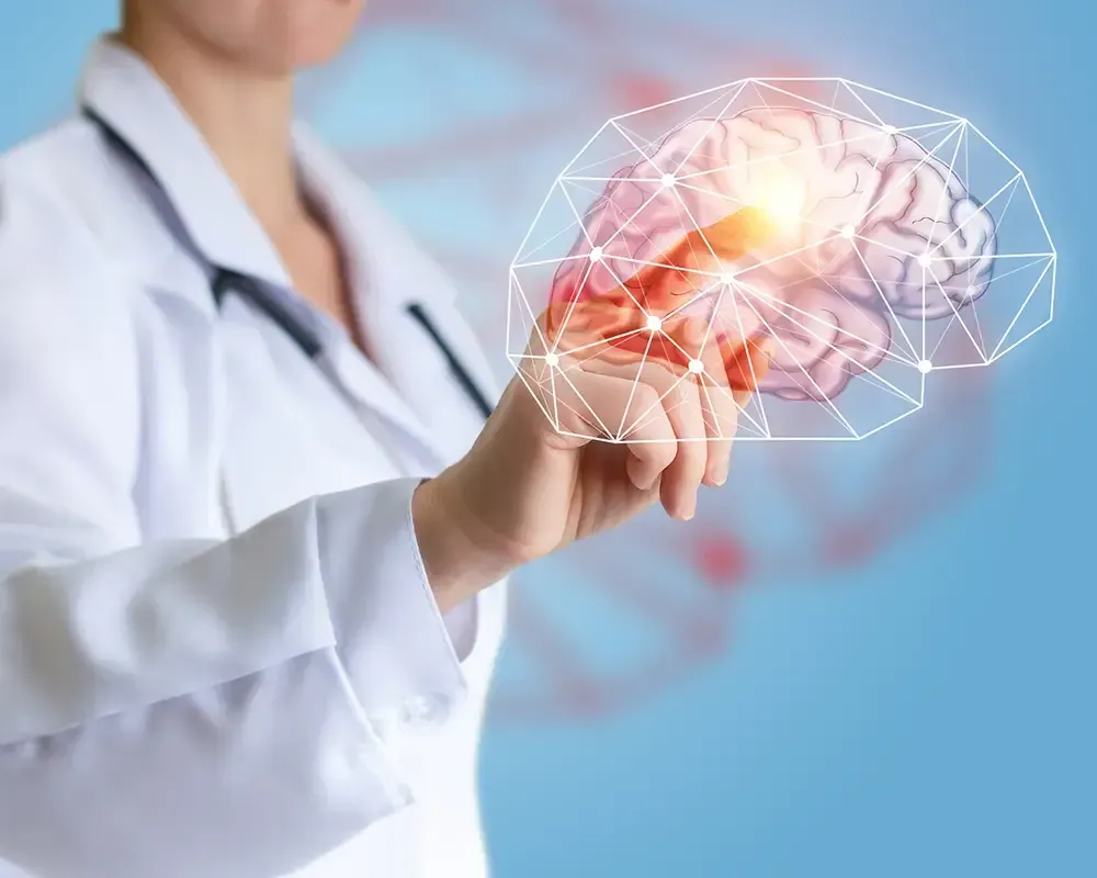 Un médico sostiene un cerebro brillante en su mano.