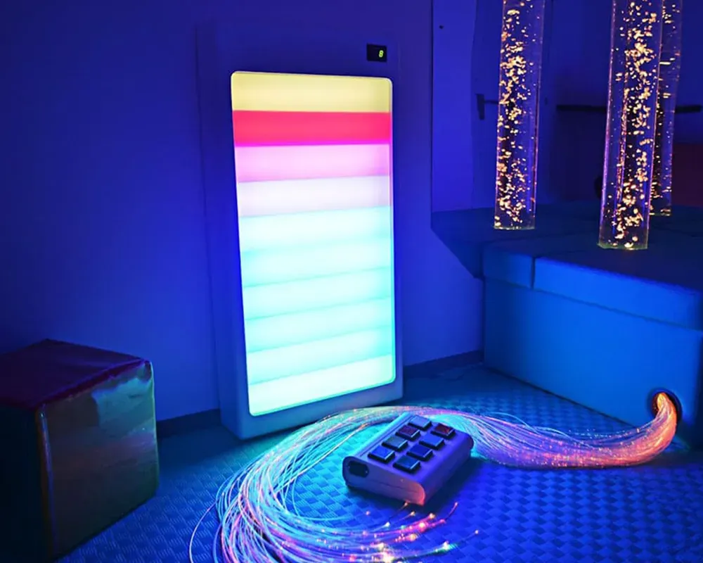 Una habitación con muchas luces y un control remoto en el piso.