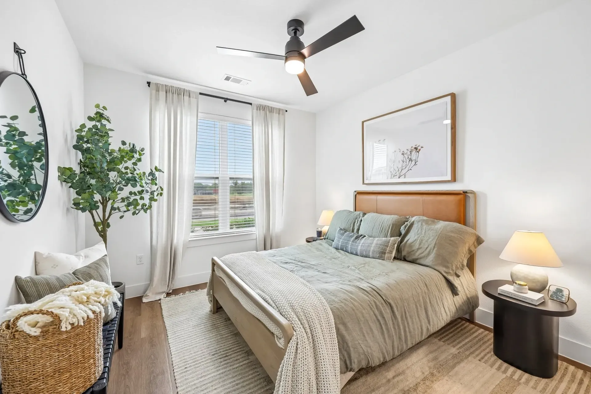 Bedroom with a queen-size bed, green bedding, and a ceiling fan.
