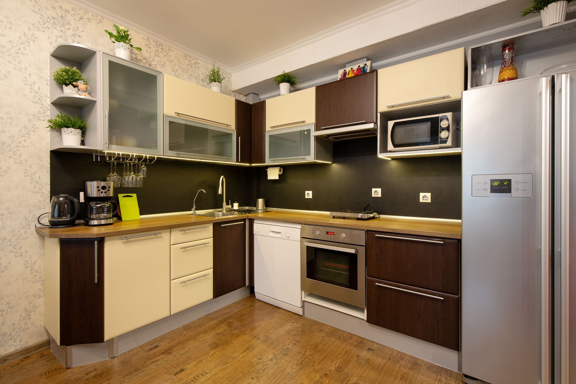 Kitchen set in the apartment.]