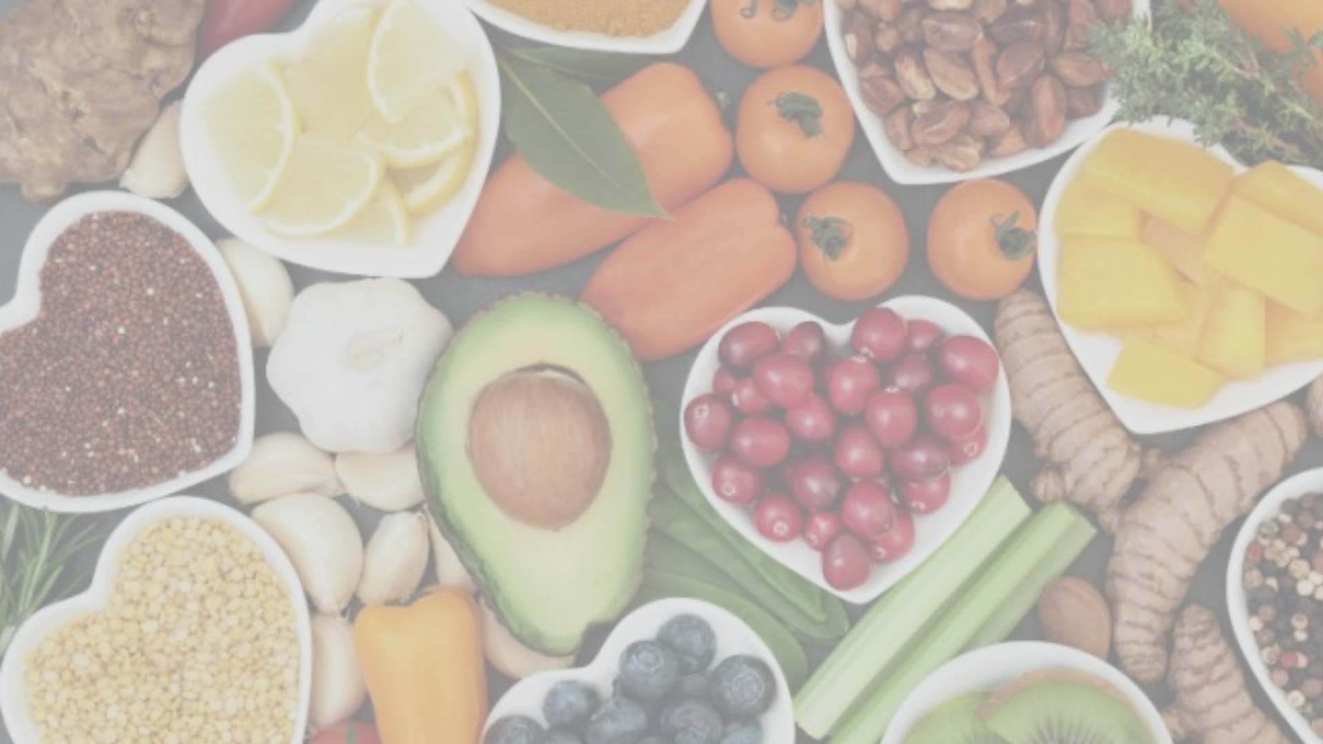 uma variedade de tigelas em forma de coração cheias de frutas e legumes.
