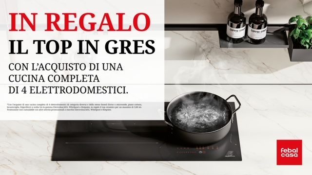 Una promozione per la cucina: “In regalo il top in gres” con piano cottura a induzione nero, pentola e logo Febal Casa.