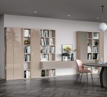 Un soggiorno moderno con mobili contenitori modulari a parete beige, librerie a giorno, un armadio orizzontale e una sedia da pranzo in velluto.