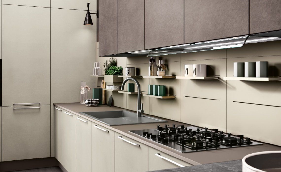 Una cucina moderna con mobili dai toni neutri, un piano di lavoro scuro, un piano cottura a gas in acciaio inox e mensole a vista.