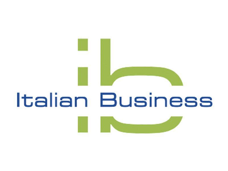 Un logo con la scritta "Italian Business" in blu sotto un'icona stilizzata "ib" di colore verde lime.