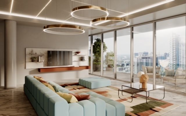 Un soggiorno moderno con un divano azzurro, lampade a sospensione circolari dorate e ampie finestre che si affacciano sullo skyline della città.