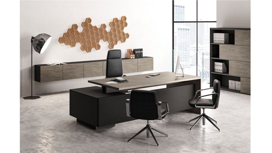 Un moderno ufficio direzionale con un'elegante scrivania scura, sedie in pelle nera, mobili contenitori coordinati e opere d'arte alle pareti.