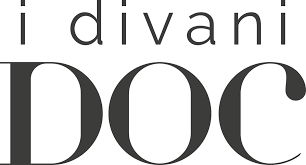 Il logo "i divani DOC" con la parola "DOC" in caratteri grandi, scuri e con grazie sopra la scritta più piccola e sottile "i divani".