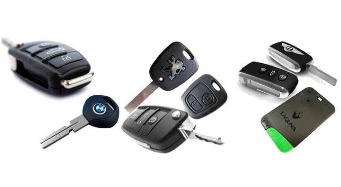 Hay muchos tipos diferentes de llaves de auto sobre un fondo blanco.