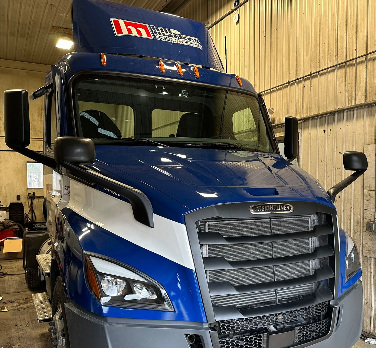 Semi-truck windshield replacement in Amsterdam, NY