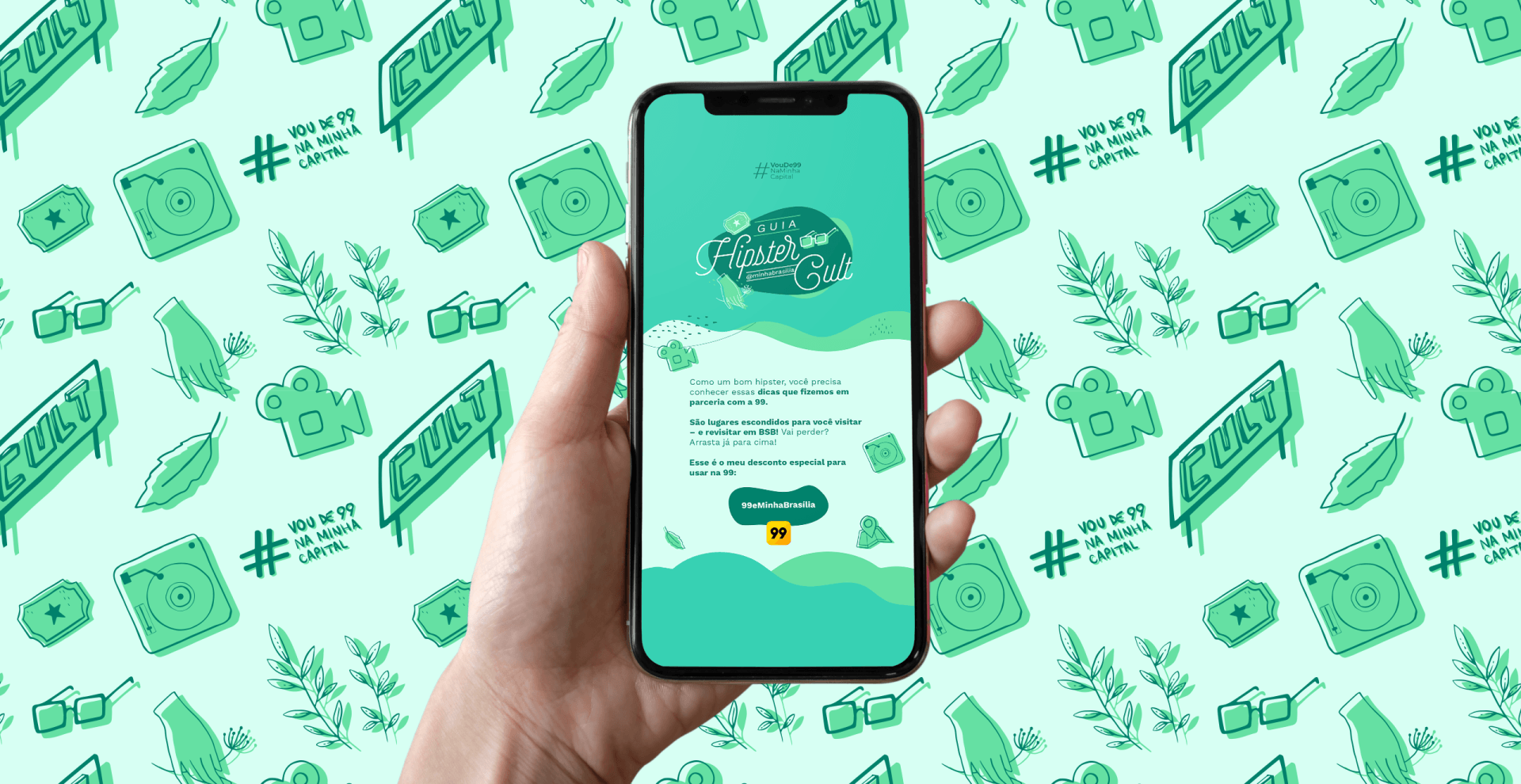 Uma pessoa está segurando um celular na mão em frente a um fundo verde.