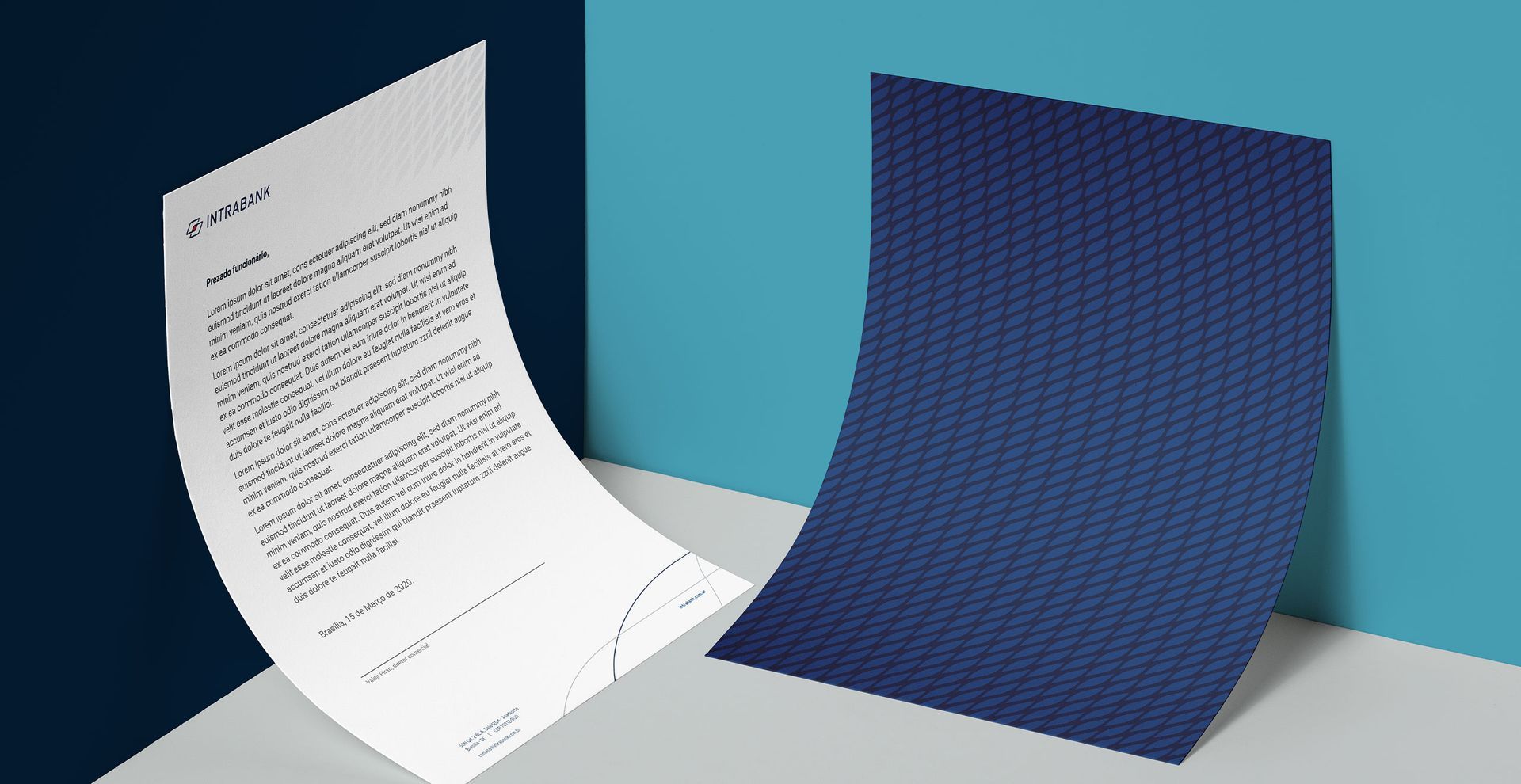 Uma carta está voando no ar ao lado de um pedaço de papel azul.